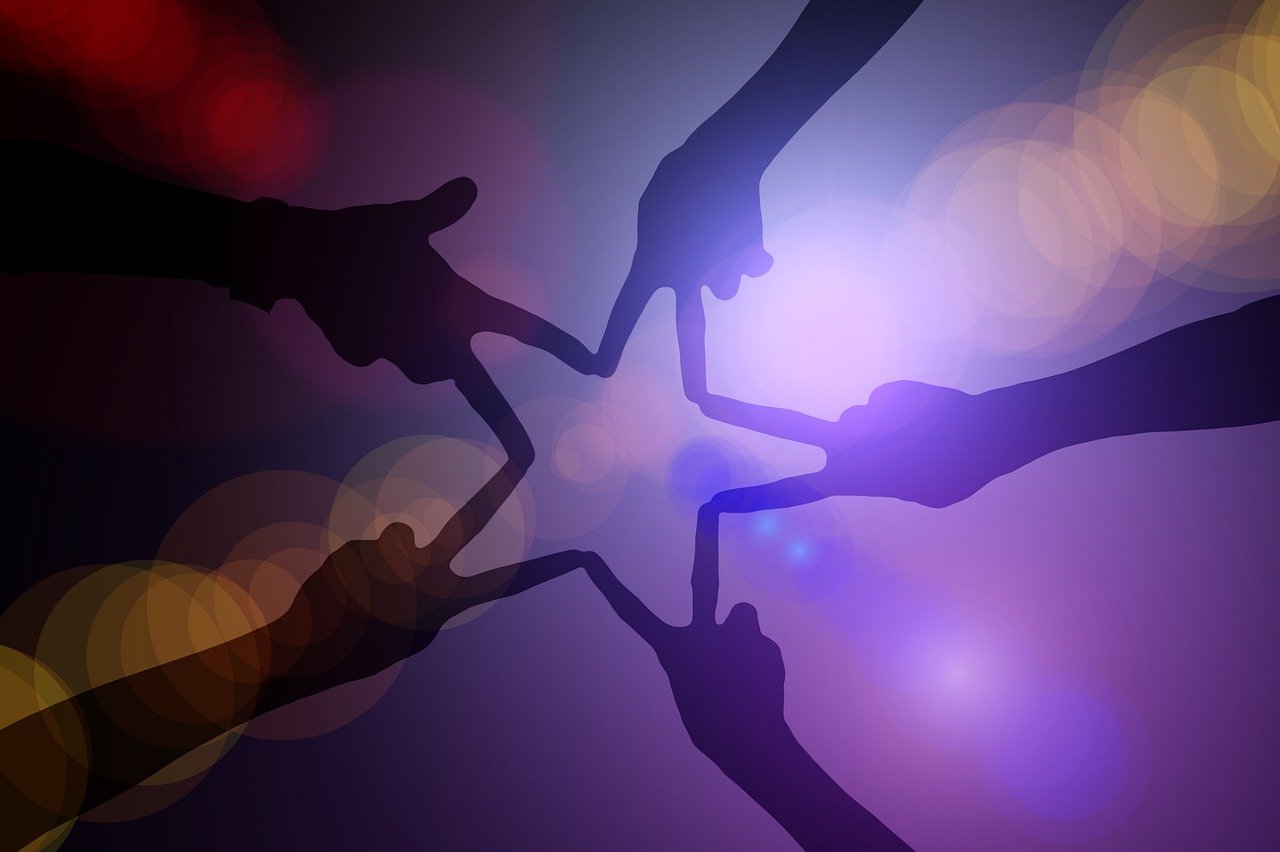 découvrez l'économie solidaire, un modèle alternatif favorisant la justice sociale et l'entraide. explorez comment ce système valorise l'humain et l'environnement, en soutenant des initiatives locales et des pratiques durables.