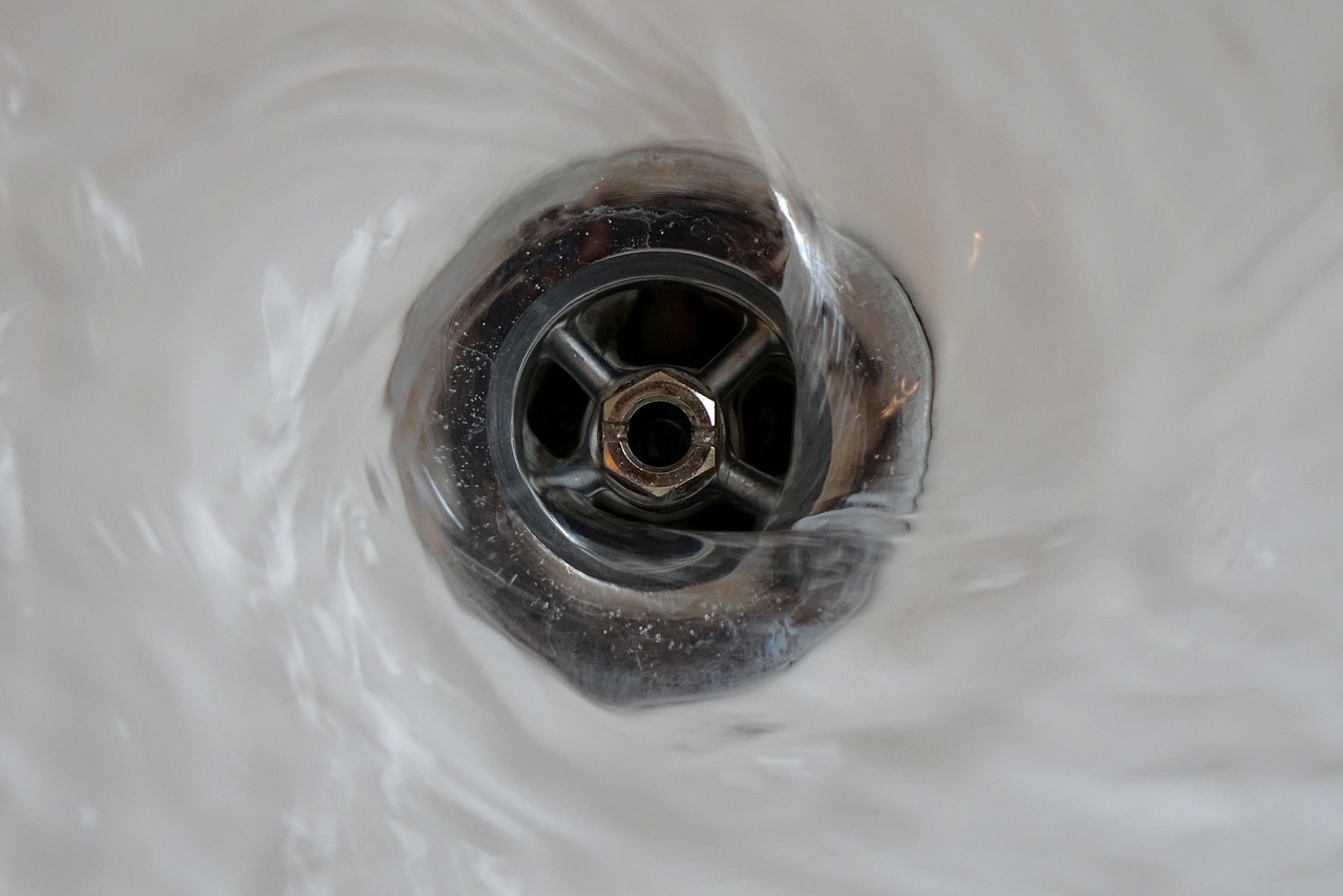 Économie d’eau dans la salle de bain : stratégies efficaces pour réduire votre consommation