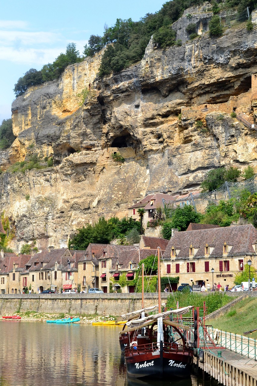 découvrez l'aquitaine, une région riche en paysages diversifiés, entre dunes, vignobles et océan atlantique. explorez ses trésors culturels, dégustez ses spécialités culinaires et profitez d'activités de plein air dans un cadre enchanteur.