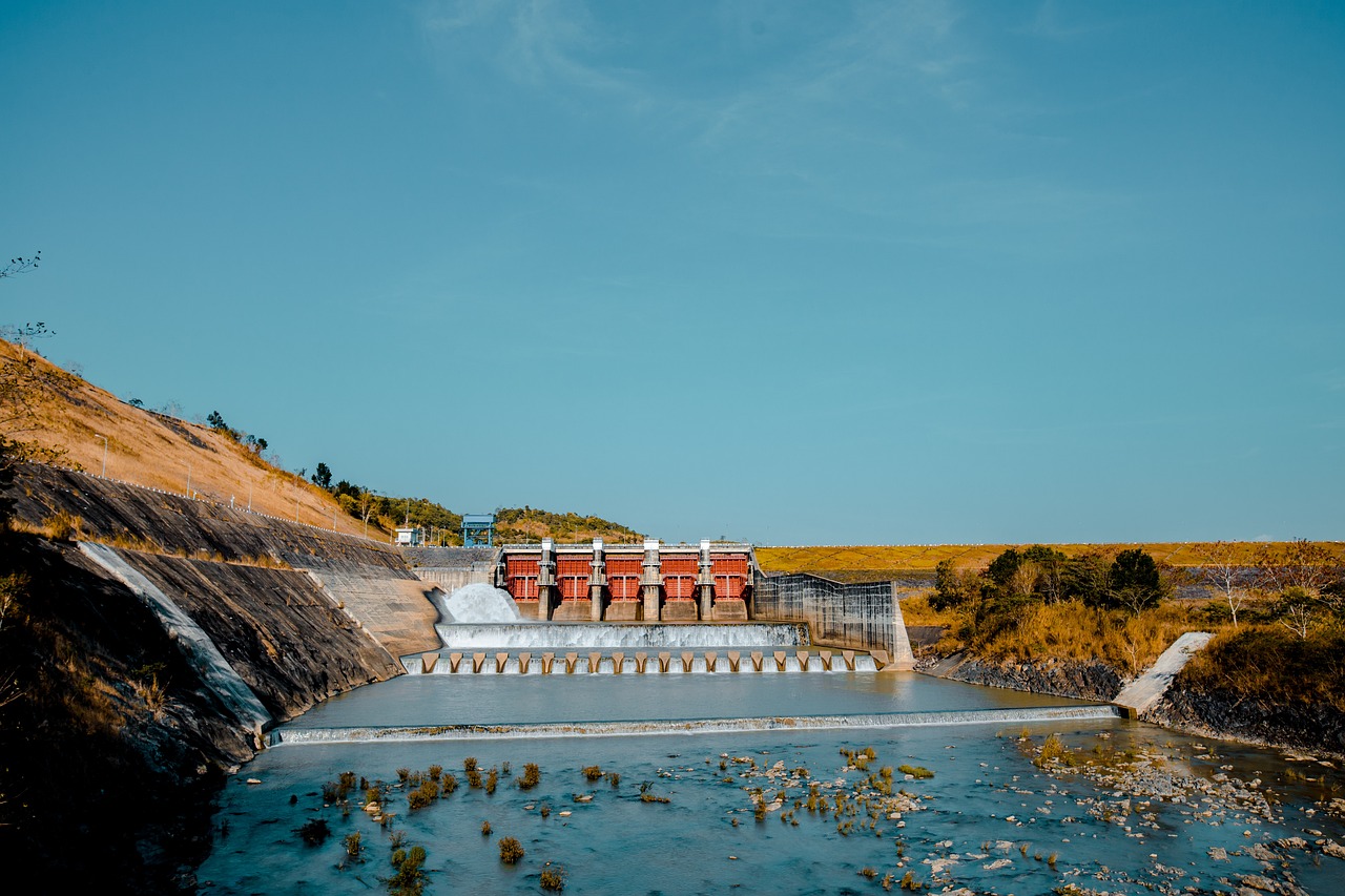 découvrez l'énergie hydroélectrique, une source d'énergie renouvelable qui utilise la force de l'eau pour produire de l'électricité. apprenez-en plus sur ses avantages, son impact écologique et son rôle dans la transition énergétique.