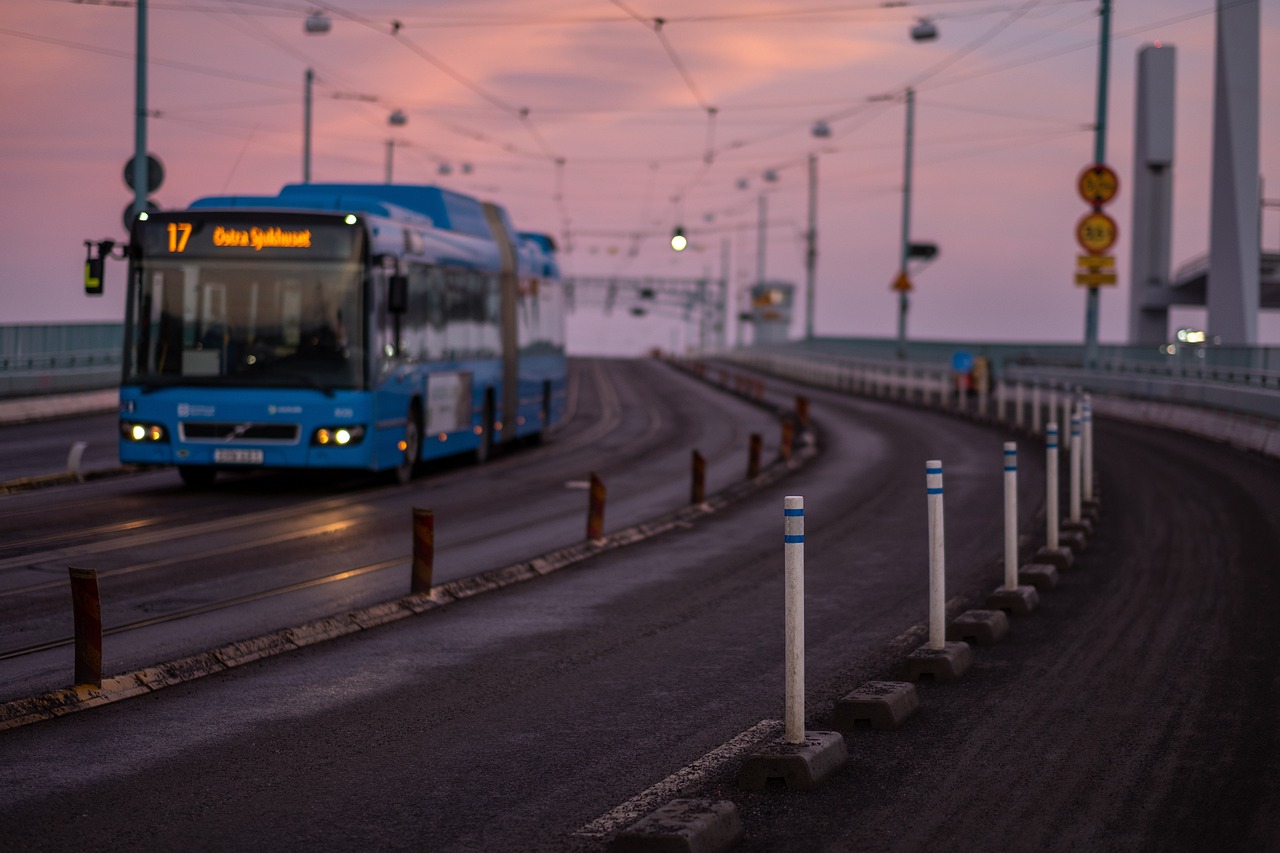 découvrez tout sur les transports publics : informations, conseils, avantages et itinéraires pour optimiser vos trajets au quotidien. explorez les réseaux de bus, tramways et métros de votre région.
